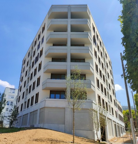 Panneaux simple peau et appuis en béton gris lisse et sablé