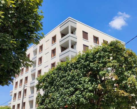 Panneaux simple peau et appuis en béton gris lisse et sablé