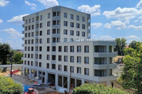 Panneaux simple peau et appuis en béton gris lisse et sablé