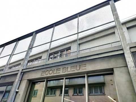 Panneaux suspendus en béton gris lisse