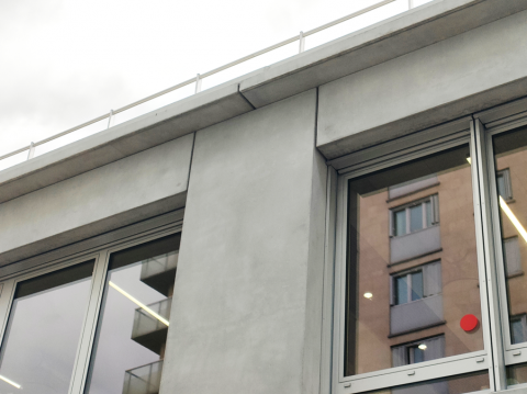 Panneaux suspendus en béton gris lisse