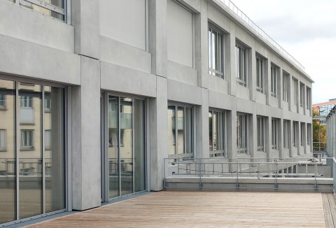 Panneaux suspendus en béton gris lisse