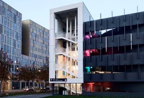 Bandeaux droits et courbes en béton gris lisse et panneaux en CCV blanc lisse