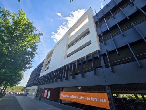 Bandeaux droits et courbes en béton gris lisse et panneaux en CCV blanc lisse