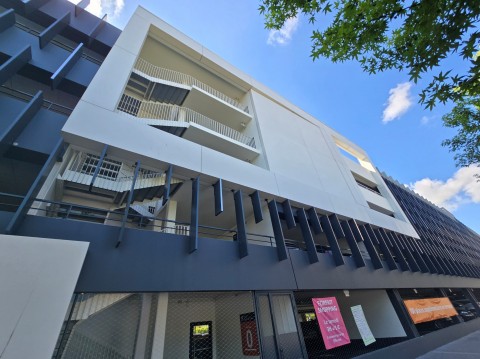 Bandeaux droits et courbes en béton gris lisse et panneaux en CCV blanc lisse