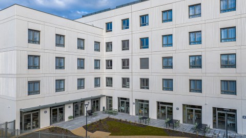 Panneaux simple peau en béton blanc lisse et matricé