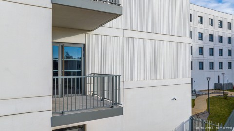 Panneaux simple peau en béton blanc lisse et matricé