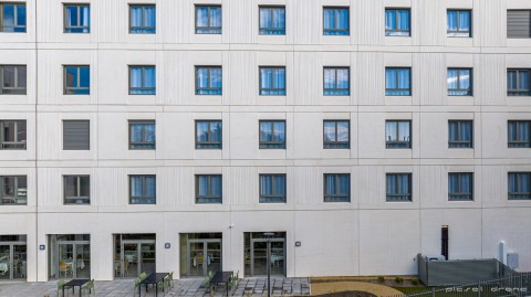 Panneaux simple peau en béton blanc lisse et matricé