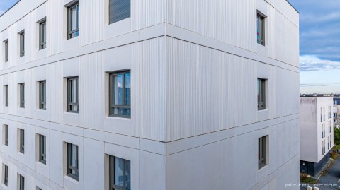 Panneaux simple peau en béton blanc lisse et matricé