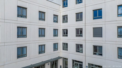 Panneaux simple peau en béton blanc lisse et matricé