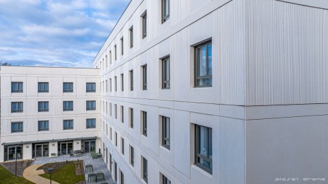 Panneaux simple peau en béton blanc lisse et matricé