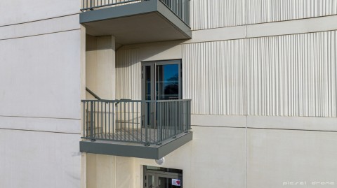 Panneaux simple peau en béton blanc lisse et matricé